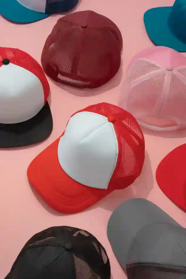 Imagen con gorras de fondo sobre mesa rosa