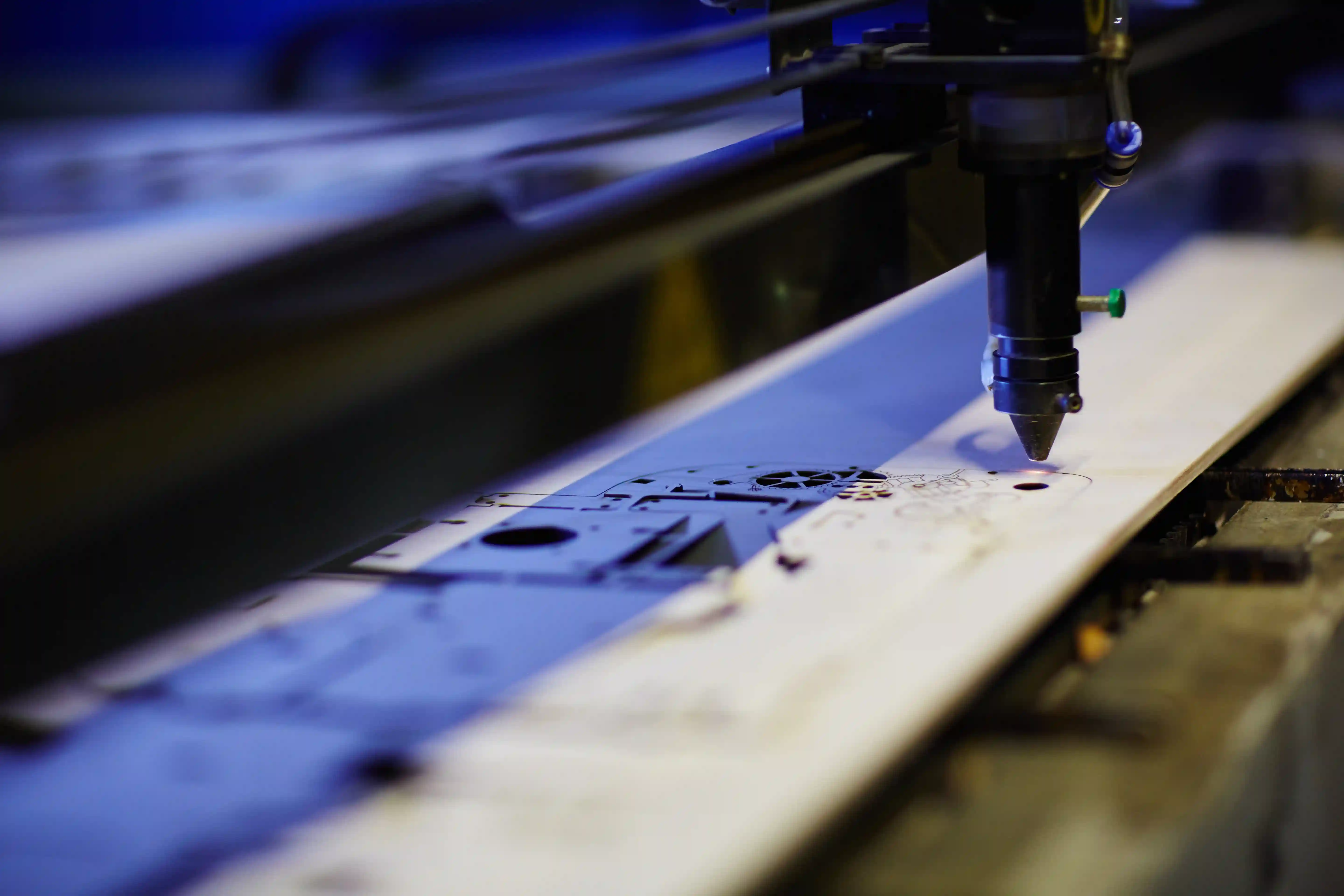 Imagen alusiva a máquina realizando grabado láser.